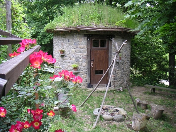 丸い小屋とバラ