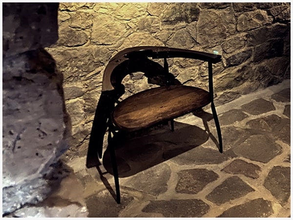 鉄の作家さんの椅子